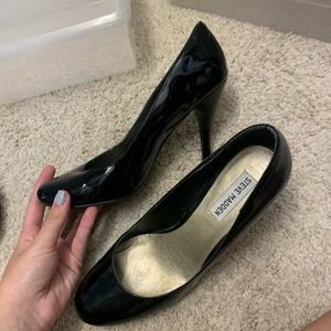 BLACK STEVE MADDEN ROUNDED TOE HEEL